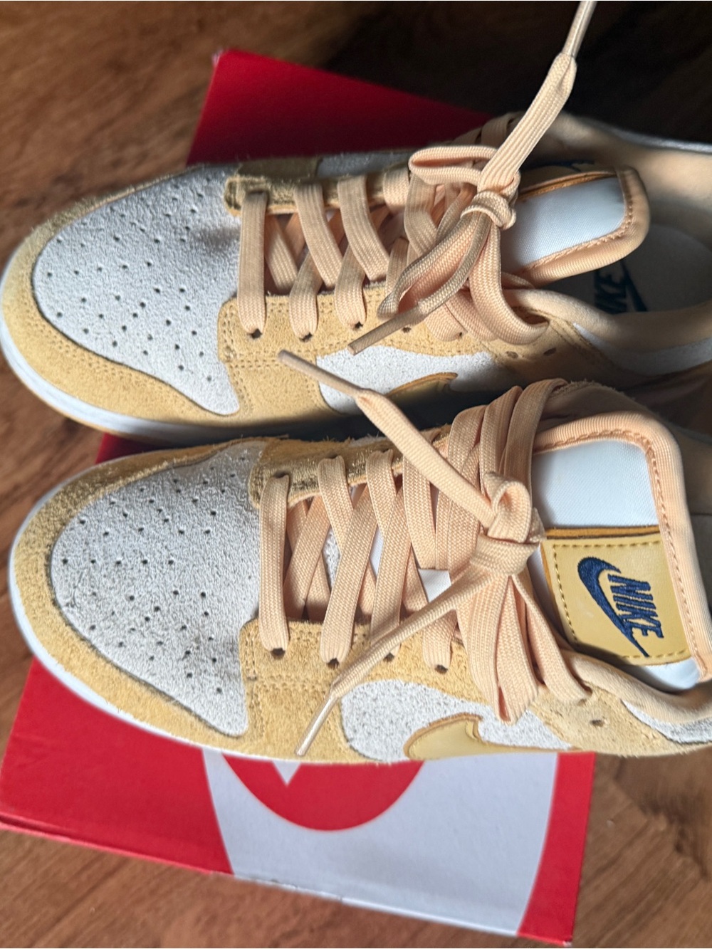 Nike Kids Low-Top Sneakers in Pale Yellow and White with Blue Logo